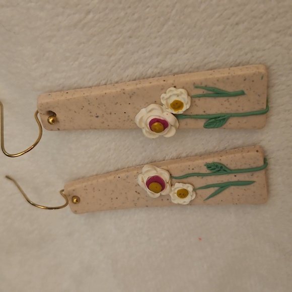Vintage 1970s Floral Daisy Beige Linear Earrings - Picture 3 of 4